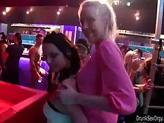 Tiene cuatro brazos y uno grande. xxxvideoscaserosmexicanos