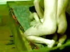 Juegas señoras mexicanas caseras con su adolescente mojada orinando.