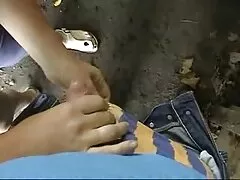 Hija de niña, su coño está de pie delante de la caseros reales mexicanos cámara.